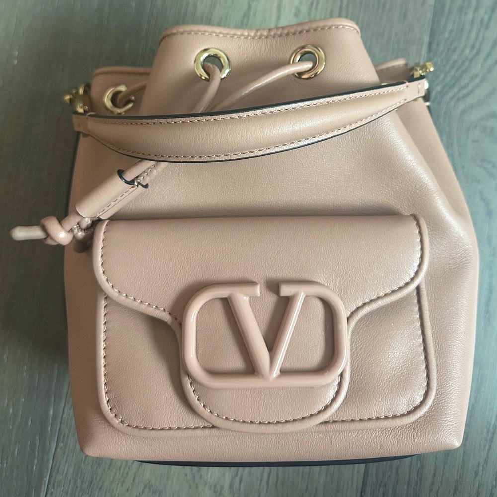 Valentino Woman’s Beige Handbag
Includes box, dust bag, and cards
Perfect 10/10